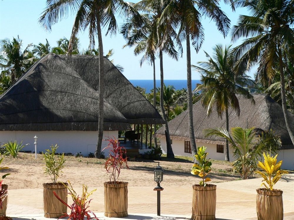 Blue Moon Beach Holiday Resort Инямбане Екстериор снимка